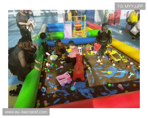 可爱宝贝和爷爷欢乐携手开启奇妙游乐园探险之旅